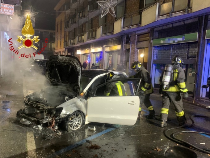 Ponte Chiasso, auto in fiamme nel parcheggio