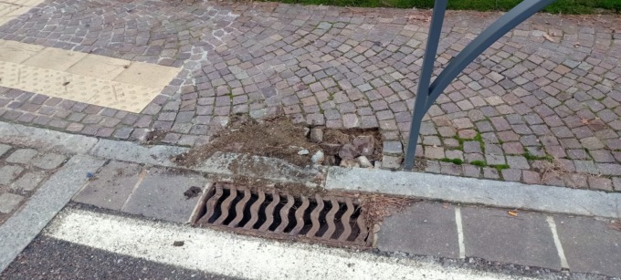 Tir in centro a Grandate: danneggiate le transenne salvapedoni