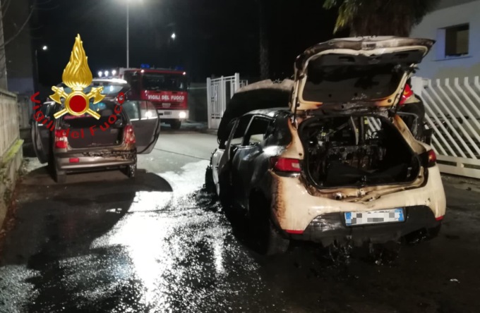 Auto in fiamme a Cermenate