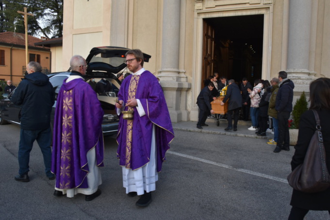 Bregnano saluta Rosa Bruzzese, morta nell’incidente di Carugo