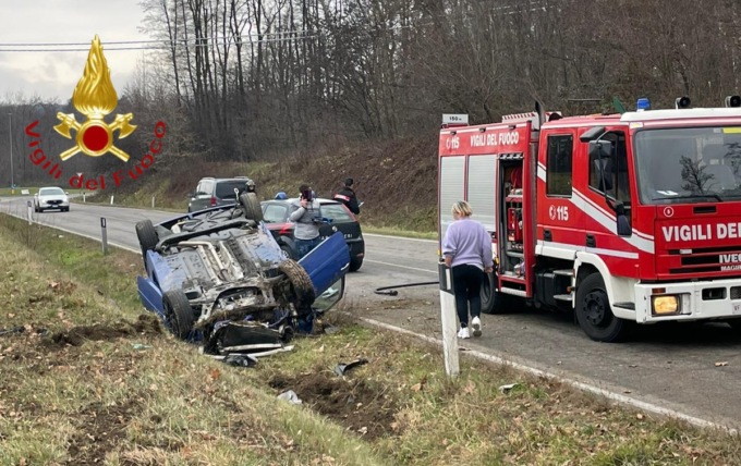 Olgiate Comasco, auto si cappotta e finisce fuori strada