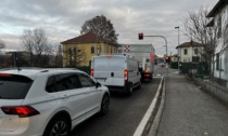 Semaforo lungo via Varesina, controlli quotidiani della Polizia locale