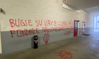 Identificati vandali no-vax nella Bergamasca: uno è comasco