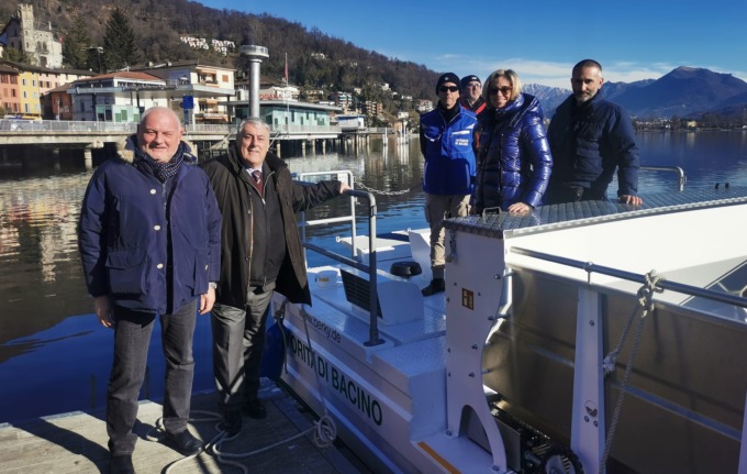 Bongiasca sul Lago Ceresio per osservare da vicino il battello spazzino