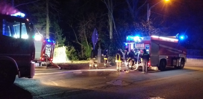 Incendio al parco di Villa Somigliana: mobilitazione nella notte