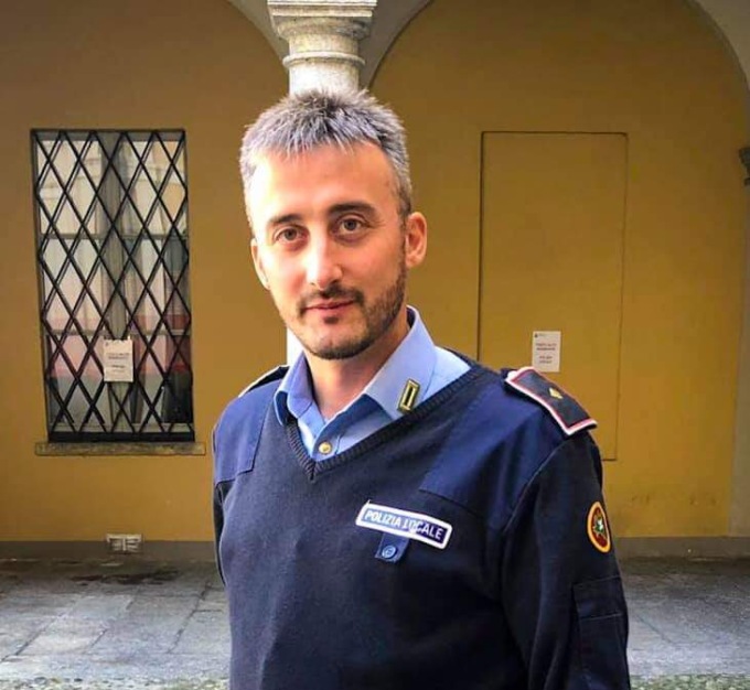 Il comandante lo trova a rubare in chiesa, ma lui reagisce con lo spray al peperoncino: acciuffato in piazza