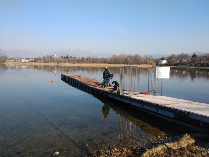 Rogeno, partita la posa del nuovo pontile che era stato incendiato