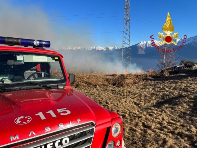 Vegetazione in fiamme: Vigili del fuoco al lavoro con tre squadre