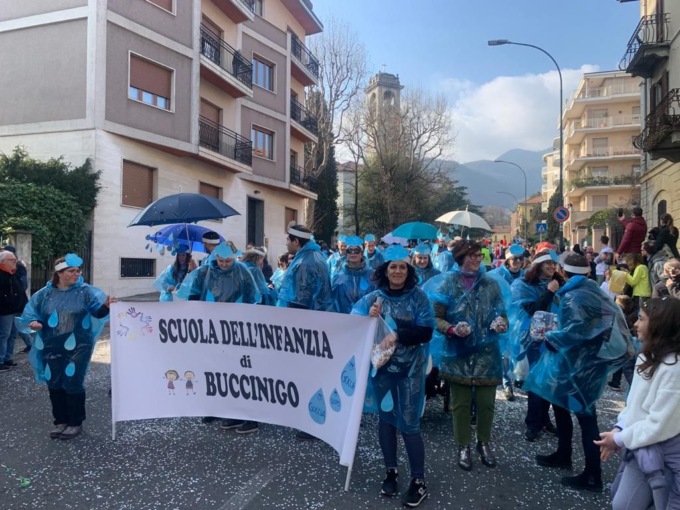 Grande folla al Carnevale di Erba