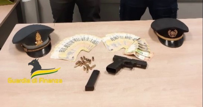 Cerca di varcare la dogana con una pistola: fermato un turco