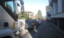 Caos viabilità a Cantù: traffico alternato in via per Alzate a causa lavori