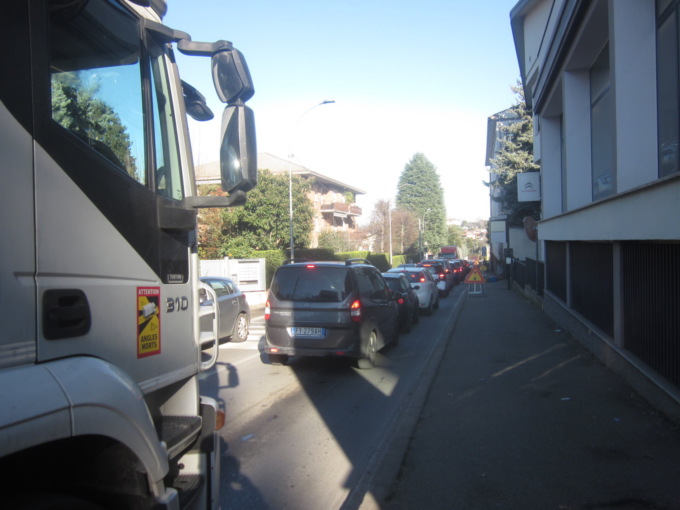 Caos viabilità a Cantù: traffico alternato in via per Alzate a causa lavori
