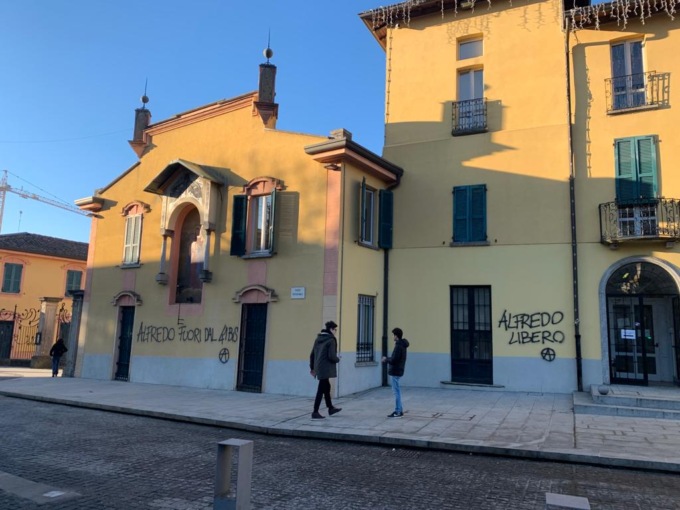 Scritte sul municipio di Erba: gli anarchici chiedono la liberazione dal 41 bis di Alfredo Cospito