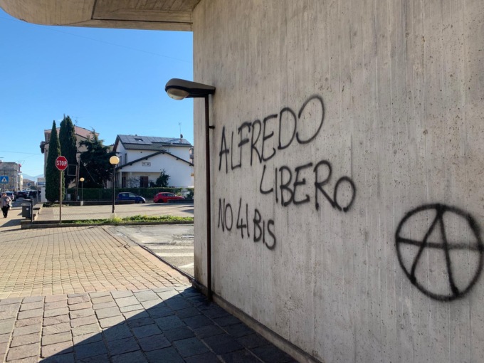 Scritte anarchiche Erba, Guerrieri (Lega): “Hanno insozzato la città”