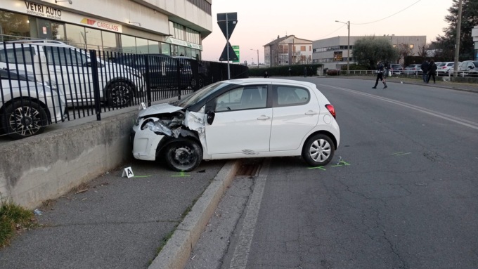 Incidente a Cantù: si schianta contro il muretto, è gravissimo