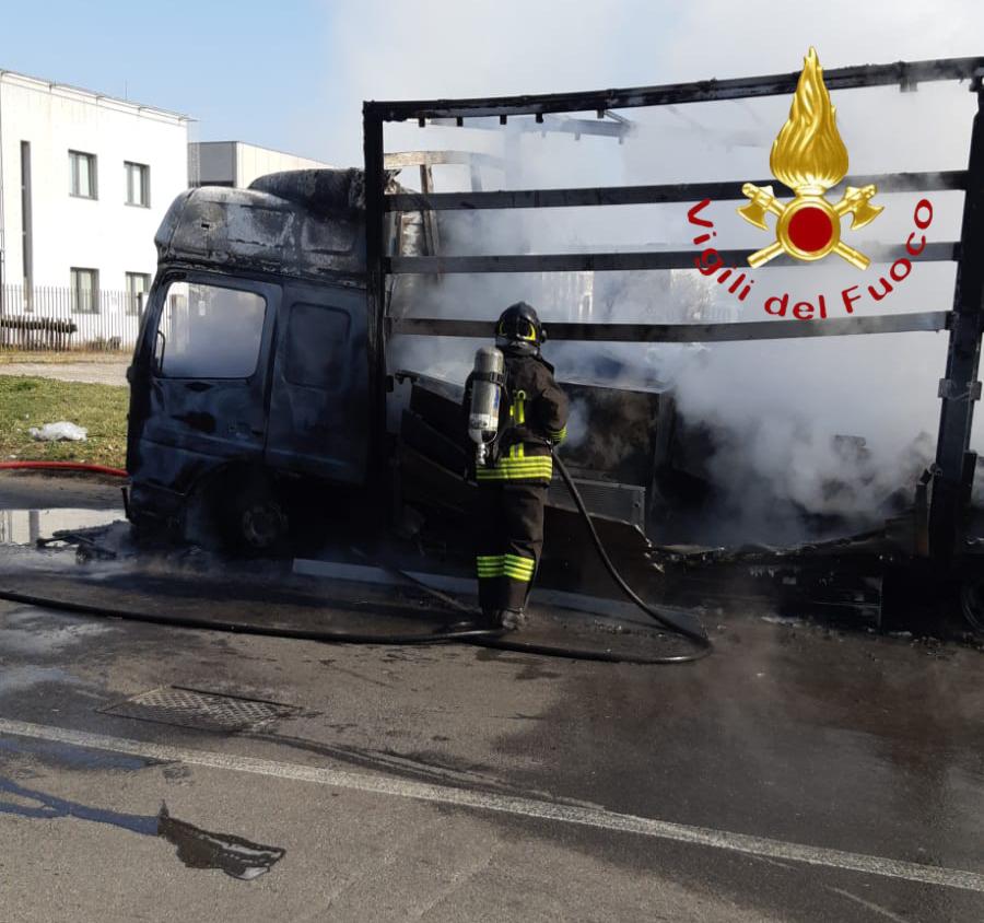 Camion carbonizzato a Turate