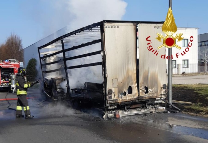 Camion carbonizzato a Turate