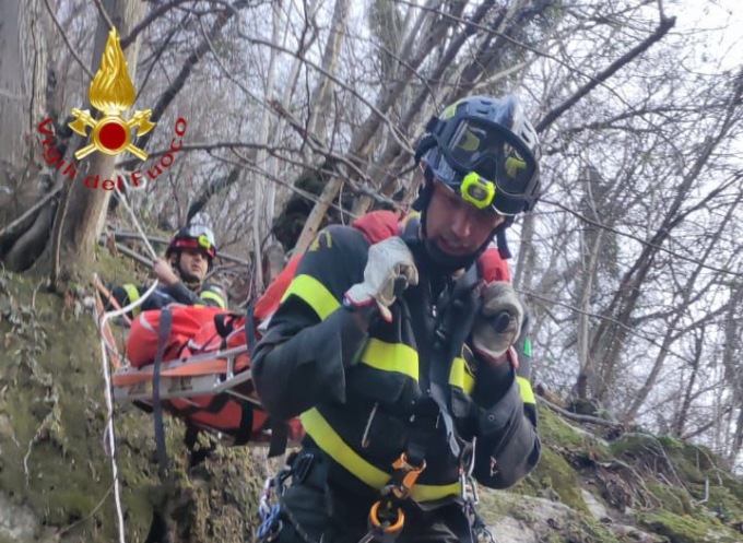 Cade e si frattura la caviglia: giovane turista soccorsa a Blevio