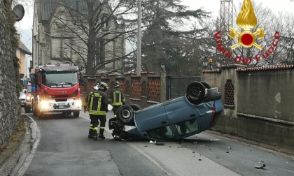 Si ribalta con l'auto e rompe un tubo del gas: ferita una ragazza di 21 anni