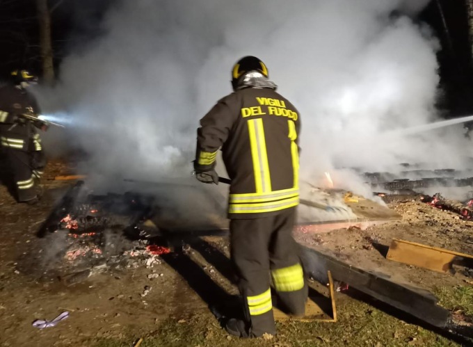 Cermenate: baracca prende fuoco nel parco del Lura