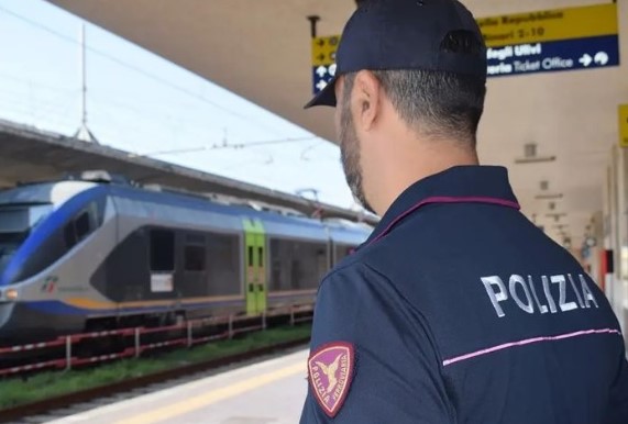 Mostra i genitali sul treno Milano-Chiasso: denunciato 25enne