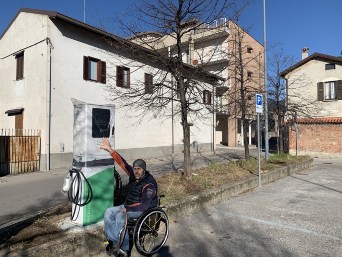 Colonnine elettriche a Erba inaccessibili ai disabili