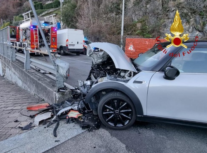 Incidente ad Argegno sulla Regina: finisce con l’auto contro il guard rail
