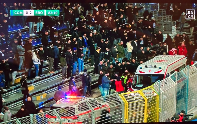 Caos allo stadio Sinigaglia: grave un tifoso di 23 anni