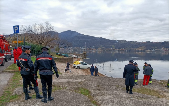Rinvenuta auto nel lago: dentro c’è il cadavere di una donna