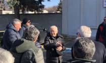 Cantano al cimitero per salutare e ringraziare l'amato parroco