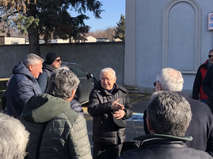 Cantano al cimitero per salutare e ringraziare l’amato parroco