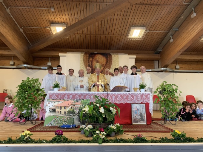 Il cardinale in visita all’Isma tra gli alunni