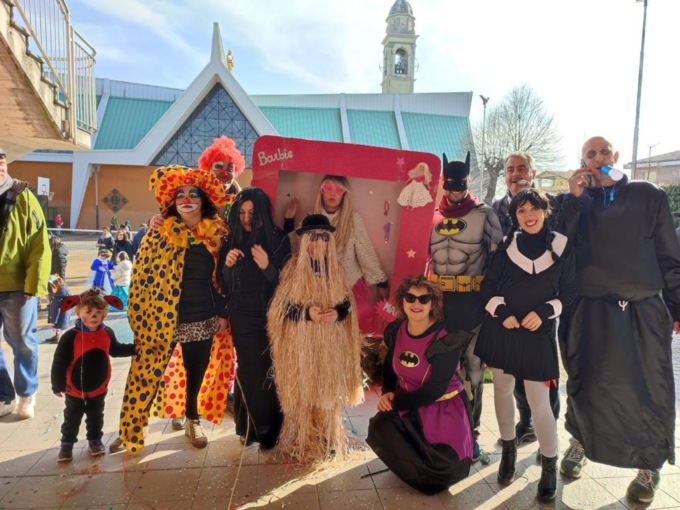 Carnevale della parrocchia con bimbi, ragazzi e adulti entusiasti