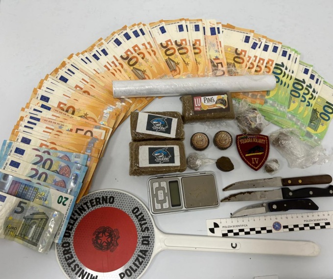 Arrestato spacciatore 17enne: in casa aveva 4 etti e mezzo di hashish