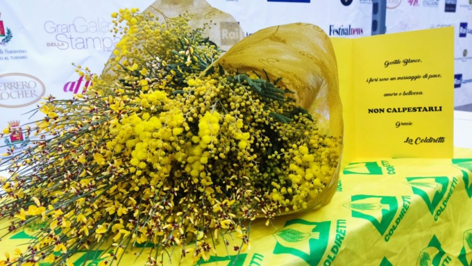 L’iniziativa di Coldiretti: un mazzo di fiori al cantante Blanco. “Non calpestarli”