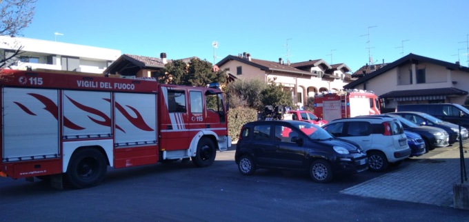 Incendio in casa, donna salvata dal vicino