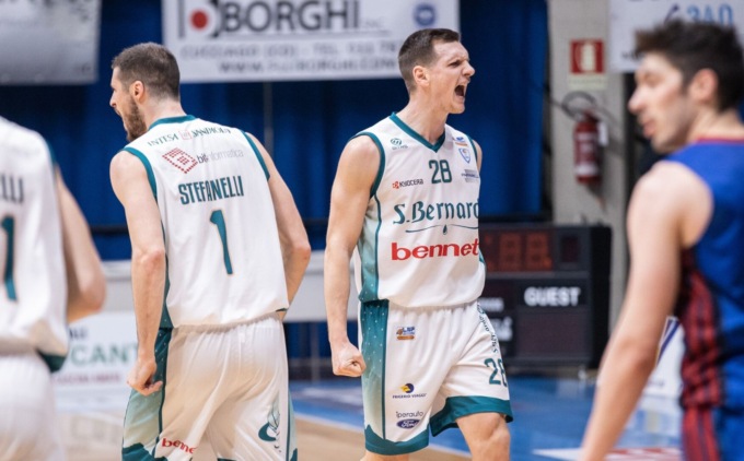 Cantù torna a vincere, Casale staccata di 20 punti. Sacchetti: “Vittoria importante davanti al nostro pubblico”