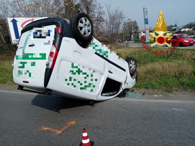 Incidente ad Appiano, si ribalta un furgone