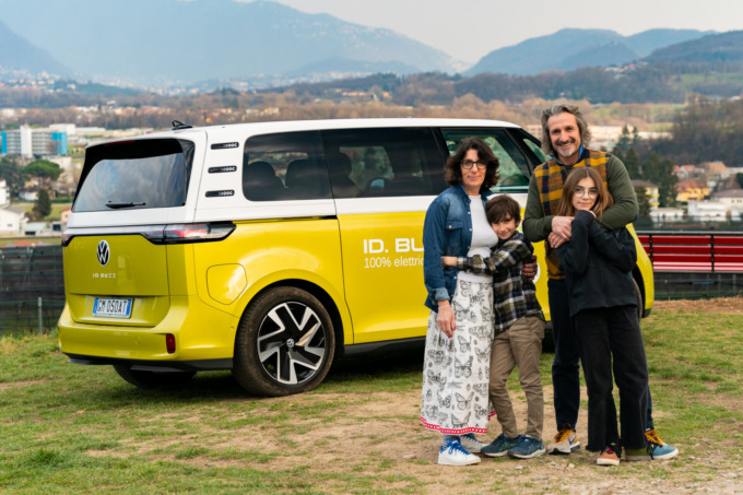 Volkswagen lancia il primo van 100% elettrico: l’ID.Buzz presentato a Cantù con Masolin e Valsecchi