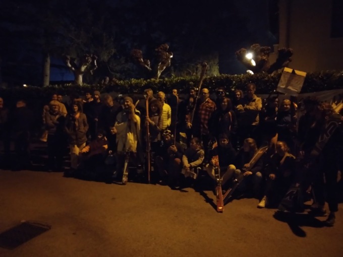 Continua la difesa del San Primo: ieri sera la manifestazione fuori dalla Comunità Montana
