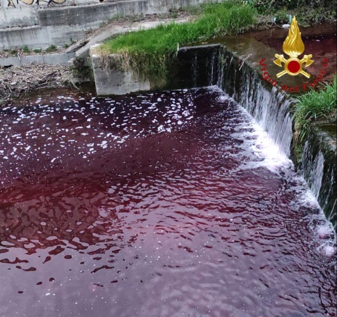 Como, il Cosia é rosso: Vigili del Fuoco e Arpa in via Pannilani