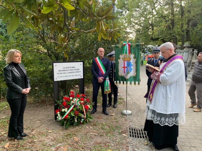 Erba, inaugurata la targa per i morti della pandemia Covid