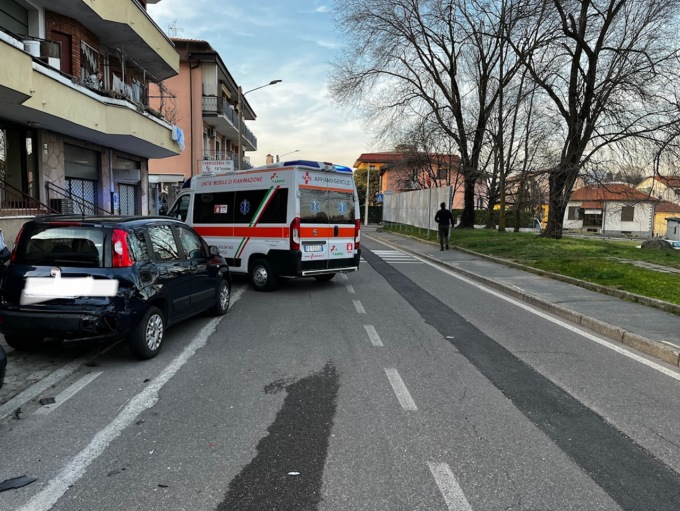 Scontro tra auto in via Repubblica, ferite due donne