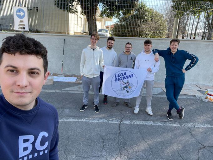 Imbrattano il muro della scuola di Figino: i Giovani Leghisti lo rimettono a nuovo