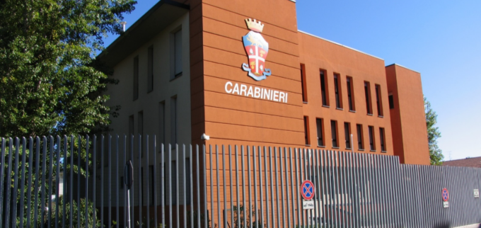 Spacca la porta del Municipio e del centro civico: identificato 20enne con precedenti
