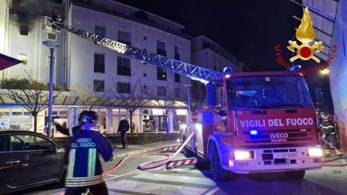 Incendio a Mariano Comense: evacuato tutto il condominio