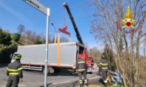 Tir si incastra sul tornante: Vigili del fuoco lo liberano con l'autogru