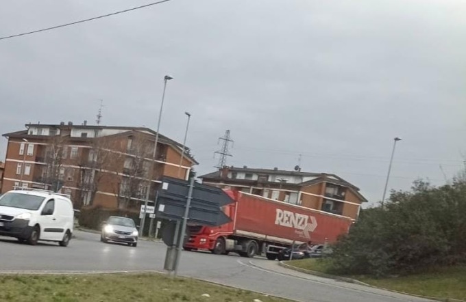 Incidente sulla Novedratese: tir schiaccia un’auto contro la rotonda