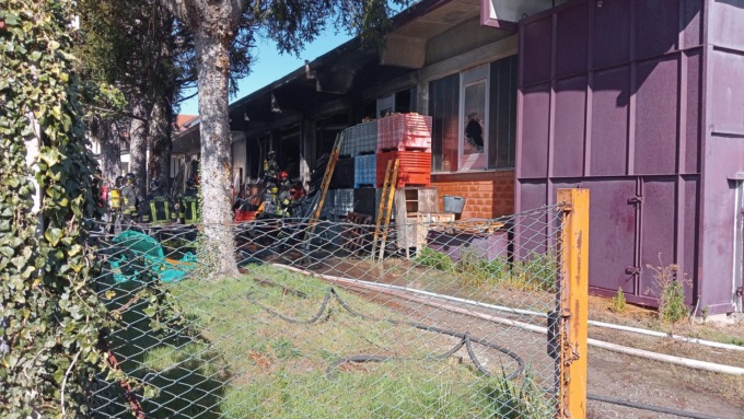 Incendio a Brenna: a fuoco un’azienda