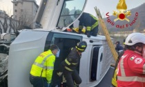 Si ribalta con il furgone e rimane incastrato: intervengono i Vigili del fuoco